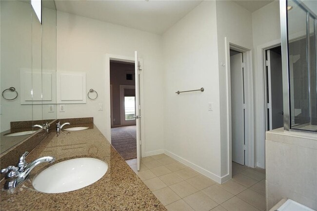 Building Photo - Stunning Townhouse In A Great Location Nea...