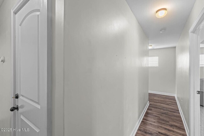 Building Photo - 106 Shallow Ct