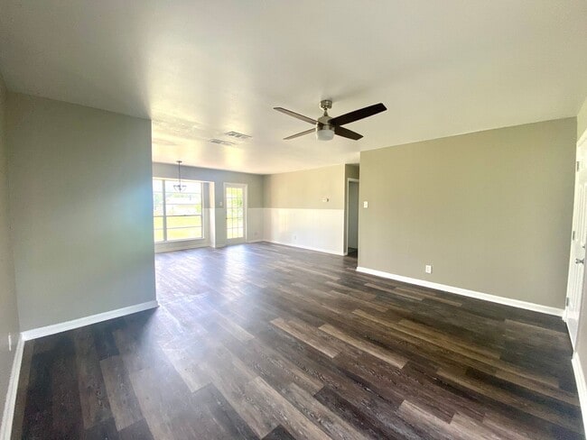 Building Photo - Adorable remodeled home 3 bedroom 2 bath i...