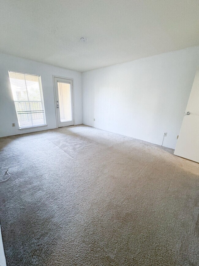 Building Photo - 977 Riverside Dr