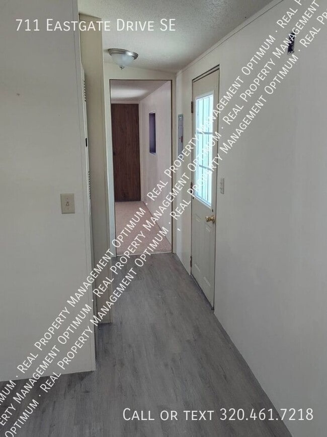 Building Photo - 711 Eastgate Dr SE