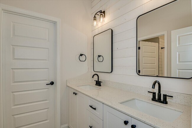 Building Photo - 312 Sumac Trail