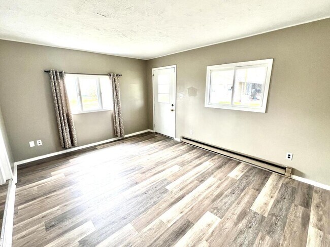 Building Photo - 252 Coovert St