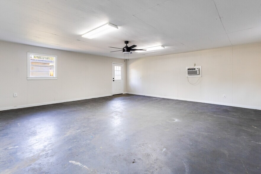 Building Photo - 221 Woodvale Ave