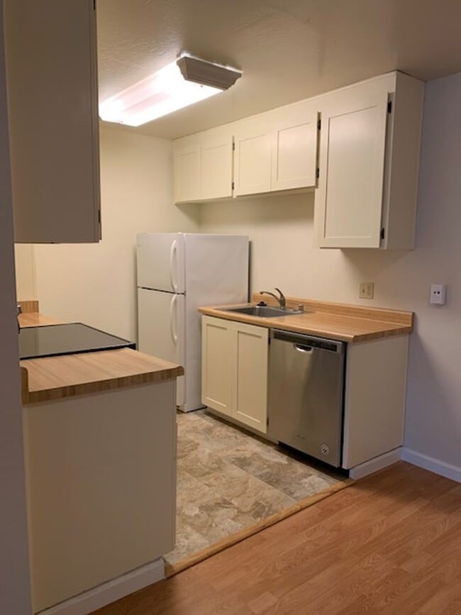 Building Photo - Great 1 Bedroom, 1 Bath second level Golden Oaks Condo in Monterey