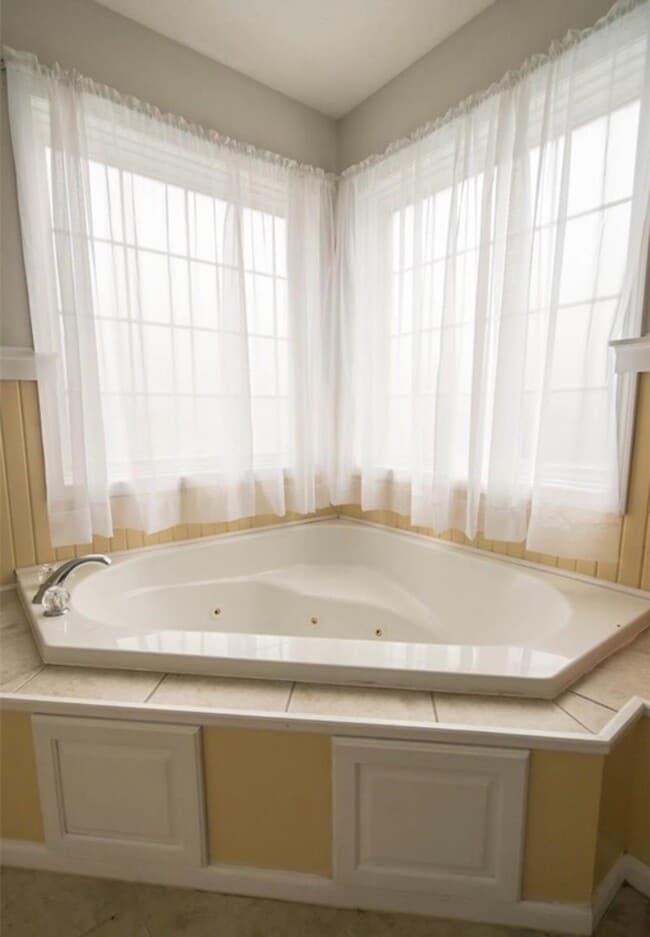 Building Photo - *~*Gorgeous Home, Located in Waynesville*~*