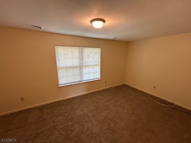 Building Photo - 13 Hampton Rd