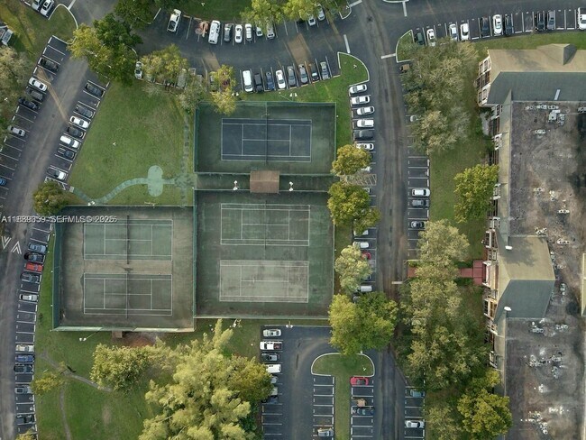 Building Photo - 3720 Inverrary Dr