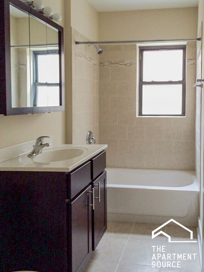 Building Photo - 516 W Cornelia Ave