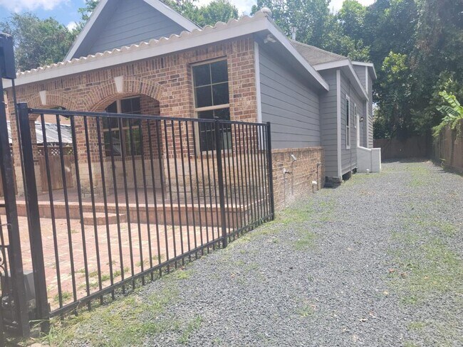 Building Photo - 1714 Mary St