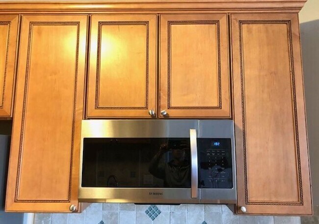 Building Photo - Top Floor Condo in Great Carmel Location!