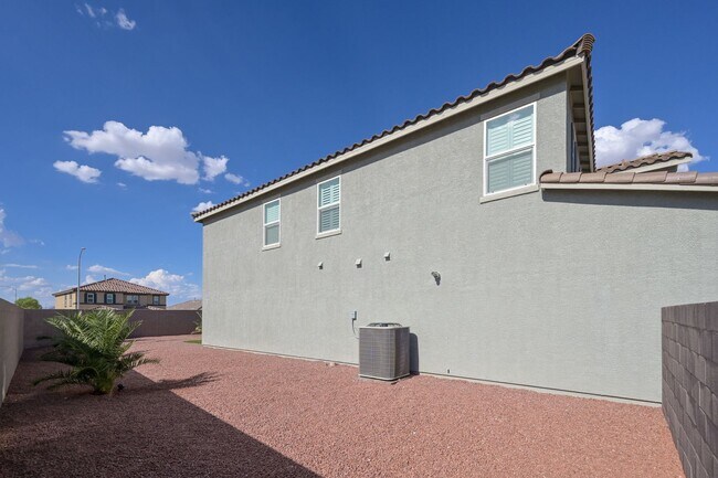 Building Photo - Mountains Edge!! Gated!!  4 bedrooms!! Primary Bedroom and bath down Stairs!! 2 Primary bedrooms!...