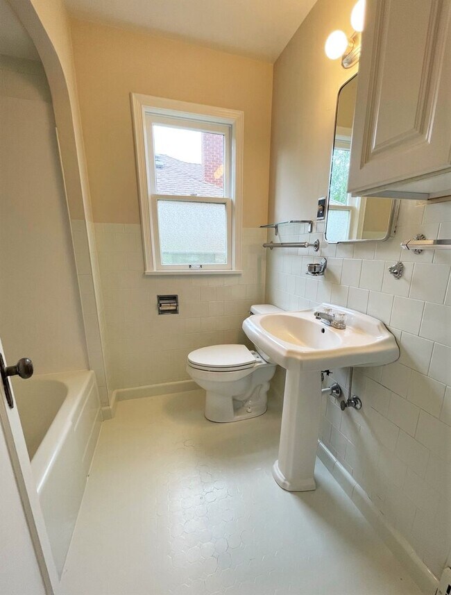 Building Photo - 4bd/2ba Seattle Home