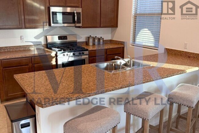 Building Photo - 4Bed/4Bath w/2 Car Gar-Tucson! $199 MOVE-I...