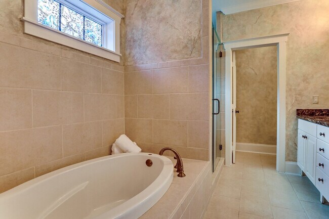 Building Photo - 166 21st Ave N