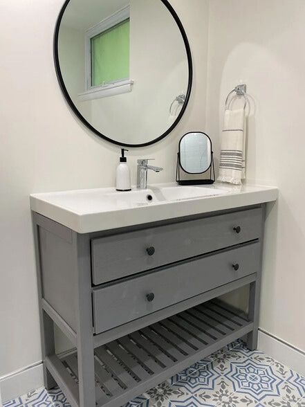 Vanity - 14121 Bauer Dr