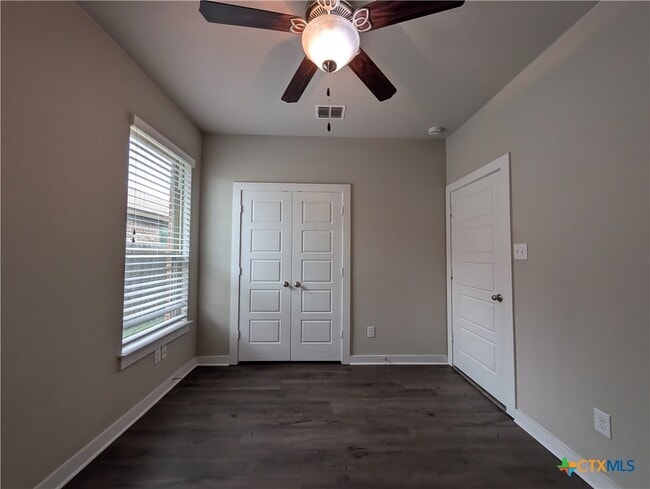 Building Photo - 506 Creekside Frst