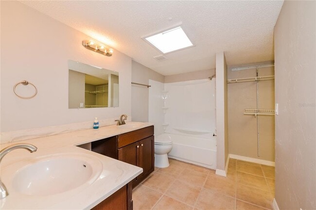 Building Photo - 2426 Stratford Dr