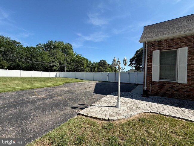 Building Photo - 101 Tarks Ln