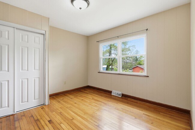 Building Photo - Charming home in Swannanoa, NC