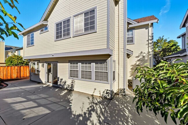 Building Photo - Updated Family Spacious Home w/ Fenced in ...