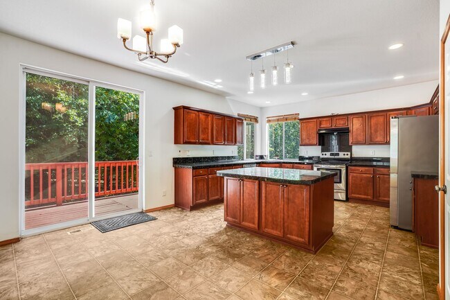 Building Photo - Beautiful 5 Bed, 3 Bath Rental Home in Bet...