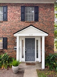 Building Photo - 425 Carriage Ln