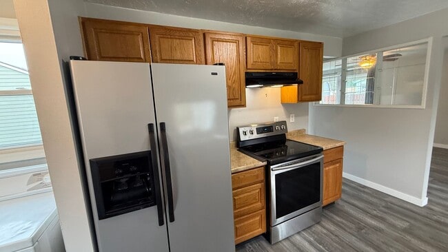 Building Photo - Spacious 3 bed 1 bath, big yard, pets ok, see walkthrough video