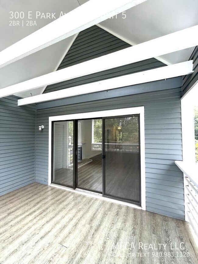 Building Photo - 300 E Park Ave