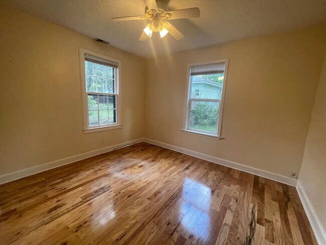 Building Photo - 2 BEdroom 1 Bath House