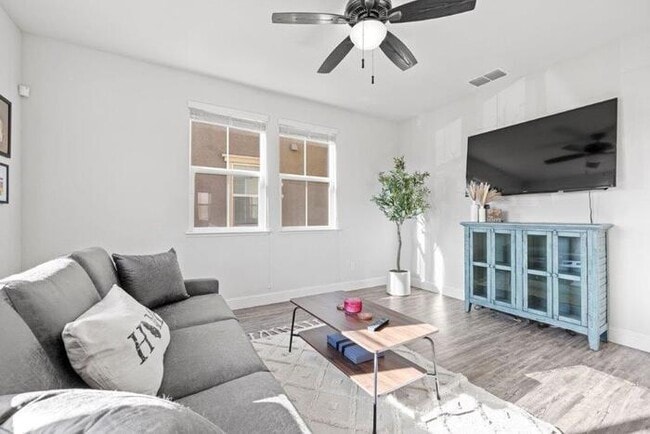 Building Photo - Beautiful Solar 3/2 located in Roseville! Across from Park! Gated Community!