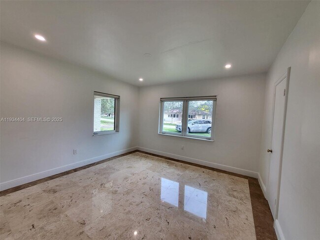 Building Photo - 825 Cremona Ave