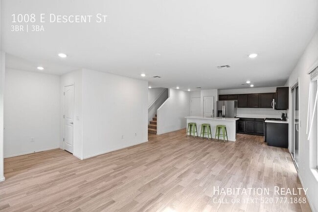 Building Photo - 1008 E Descent St