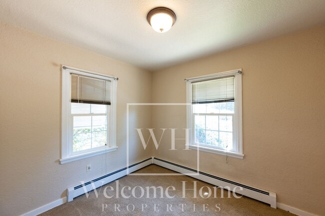 Building Photo - 627 E Maple St