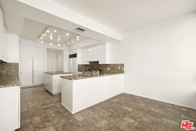 Building Photo - 10430 Wilshire Blvd