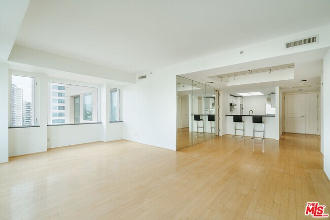 Building Photo - 10520 Wilshire Blvd