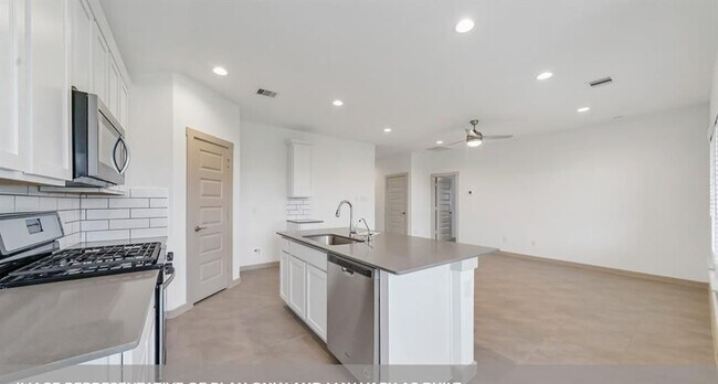 Building Photo - 28930 Yulee Mill Dr