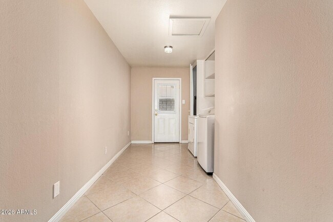 Building Photo - 1049 E Carter Dr