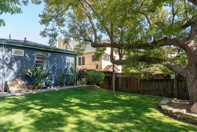 Building Photo - Vibrant 2b2b Franklin Hills / Los Feliz Home - Huge Private Grass  Yard - Central HVAC