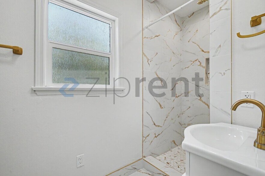 Building Photo - Unit