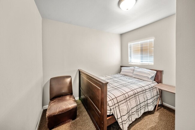 Building Photo - Fully Updated 2/1-Directly Across From 20th St Park- Available Now*** One Room Lease take over***