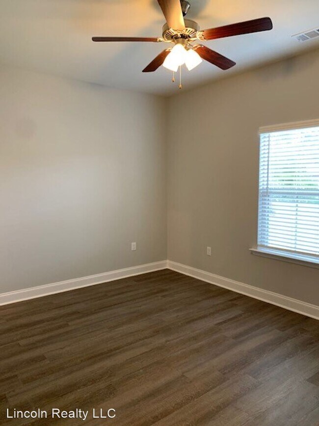 Building Photo - 1713 Springhill Dr