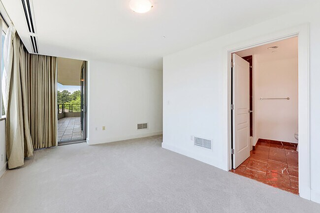 Building Photo - 700 Park Regency Pl NE