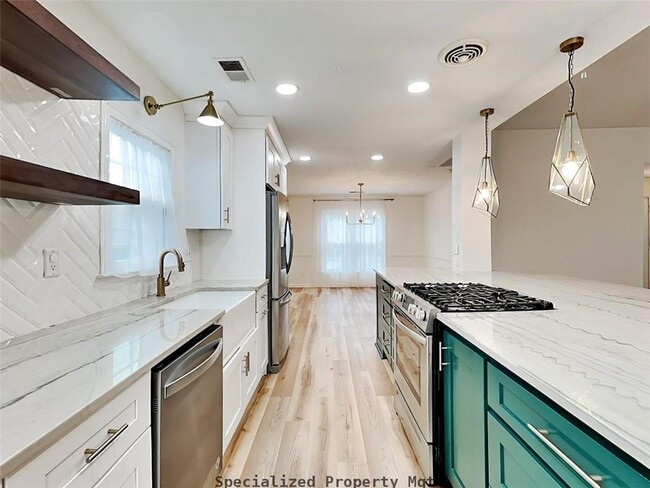 Building Photo - 4660 Hampton Square Dr