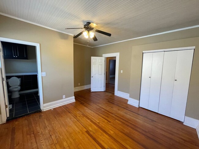 Building Photo - 4 bedroom 2 bathroom pet friendly house!
