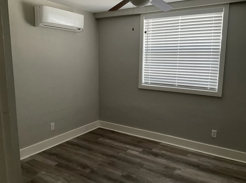 Building Photo - 431 Iris Rd