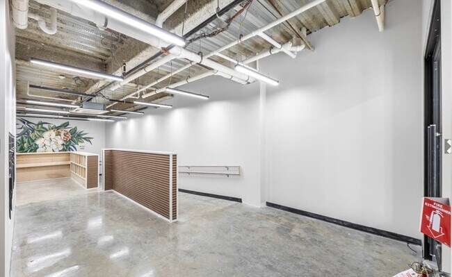 Building Photo - 400 W Broadway