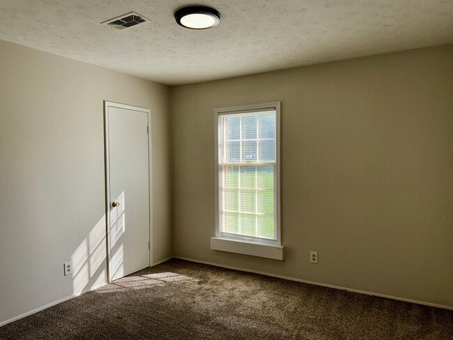 Building Photo - Updated 3 Bed Ranch on Quiet Cul-de Sac!