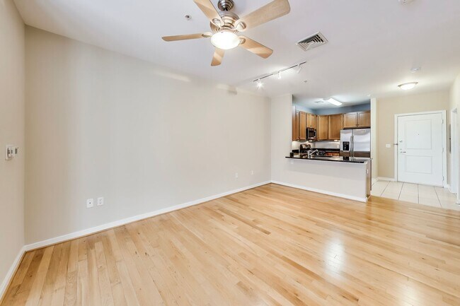 Building Photo - Luxury 1BD/1BA condo steps to SS METRO