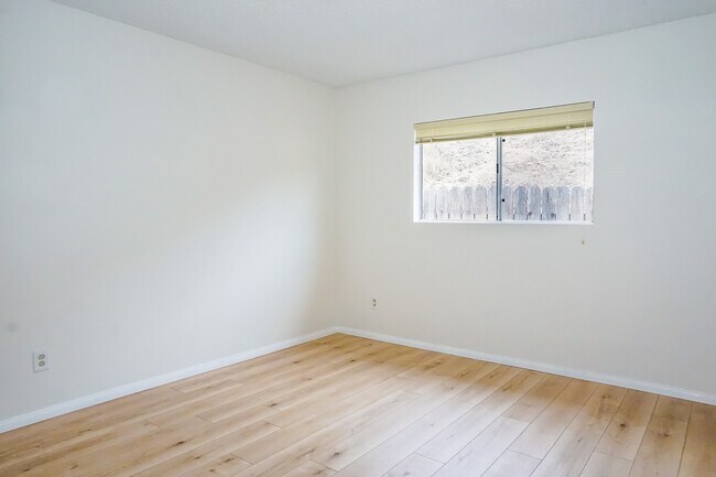 Building Photo - Detached home centrally located in Linda V...